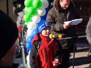 （写真2）コウノトリ歓迎の言葉を述べるハバロフスクの小学生代表