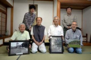 （写真1）善立寺庫裏にて。前列左から、小生・宮本住職・中村さん・塚本さん。後列左から、山室准教授・中井教授