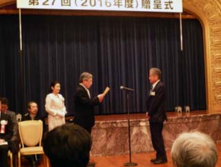（写真1）運営委員長の小林　光氏から200万円の助成金が渡された