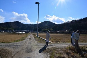 三木巣塔を視察する徳島県職員らへ説明する郷公園研究員
