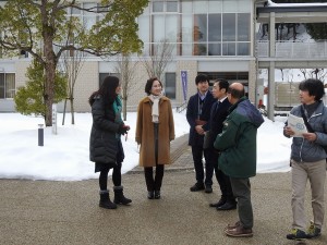 兵庫県立大学豊岡ジオ・コウノトリキャンパスを訪問したナム教授（写真中央の女性）